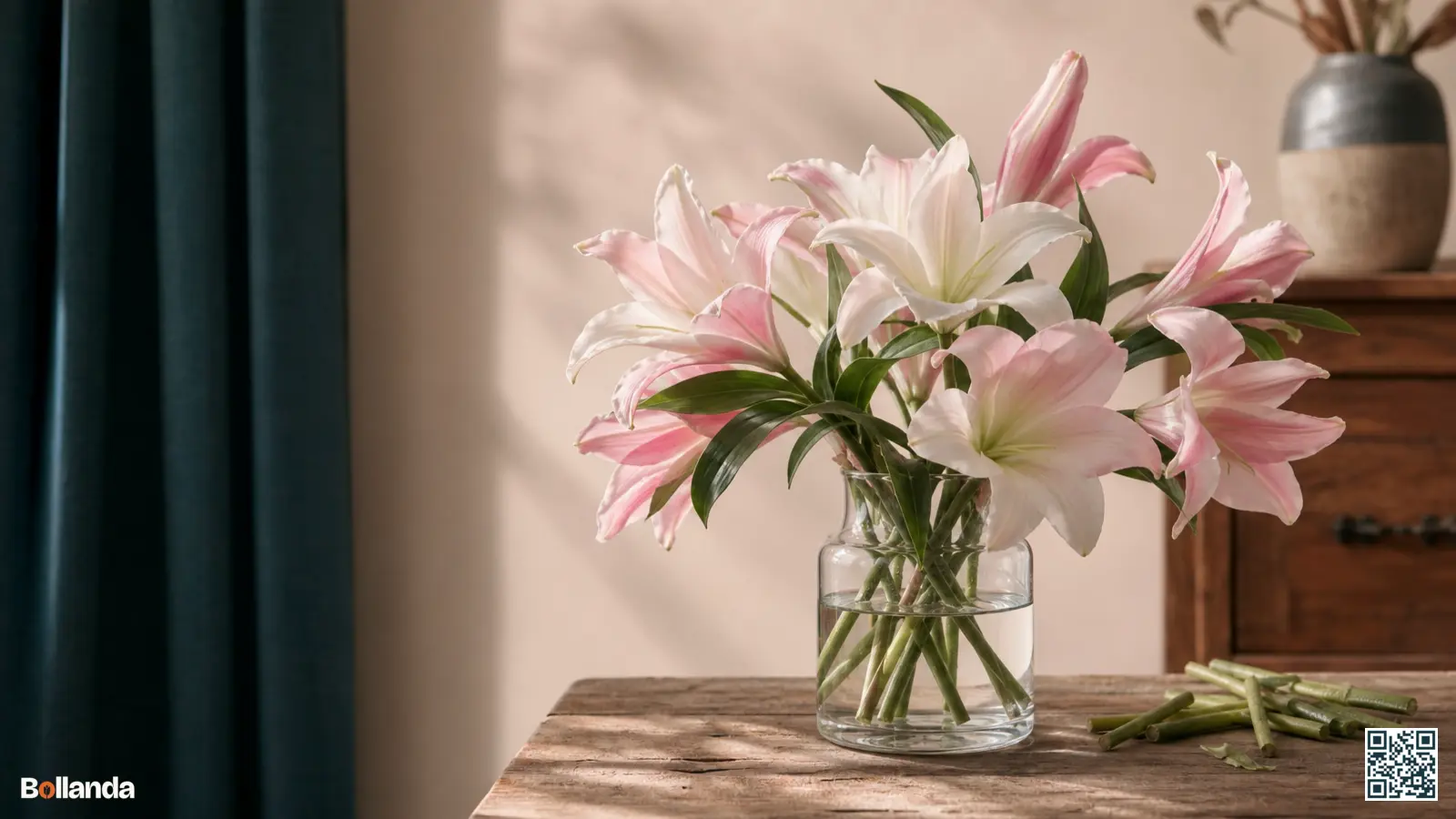 Boeket roze en witte lelies in een glazen vaas met verwijderde meeldraden op een houten tafel.