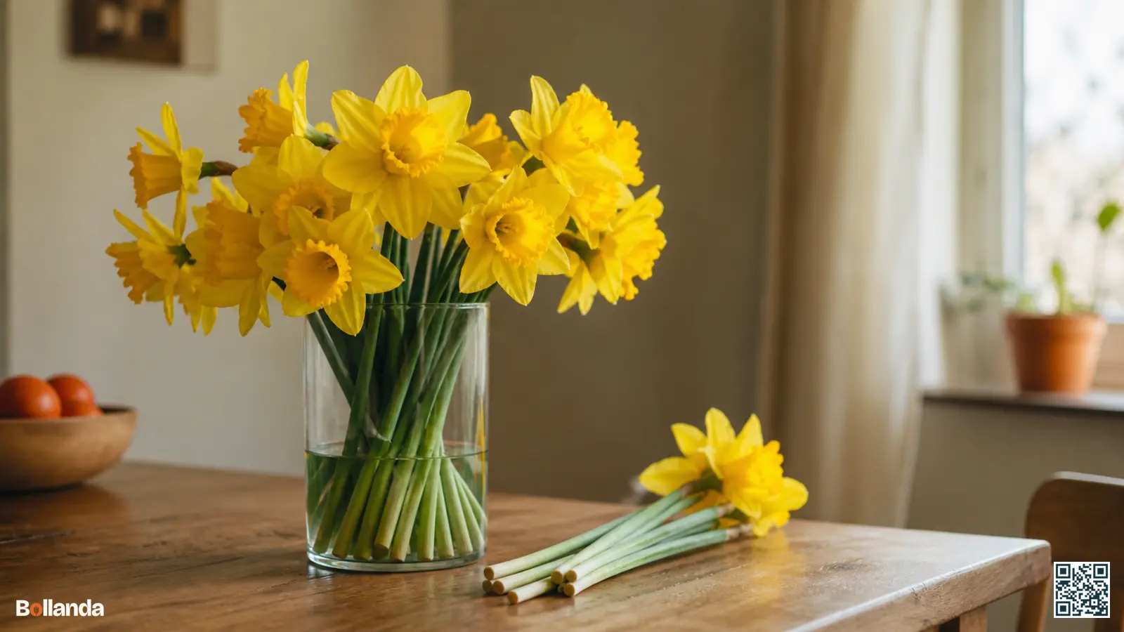 Gele narcissen in een glazen vaas op een houten tafel, met enkele losse stelen ernaast klaar voor de vaas.