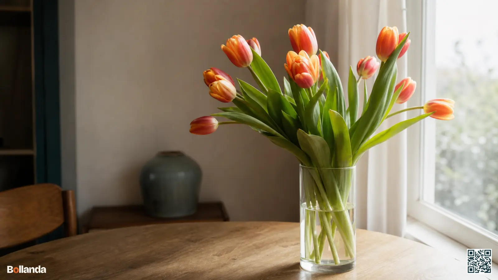 Verse tulpen in een hoge glazen vaas op een houten tafel bij een licht raam, stelen licht gebogen naar het licht.