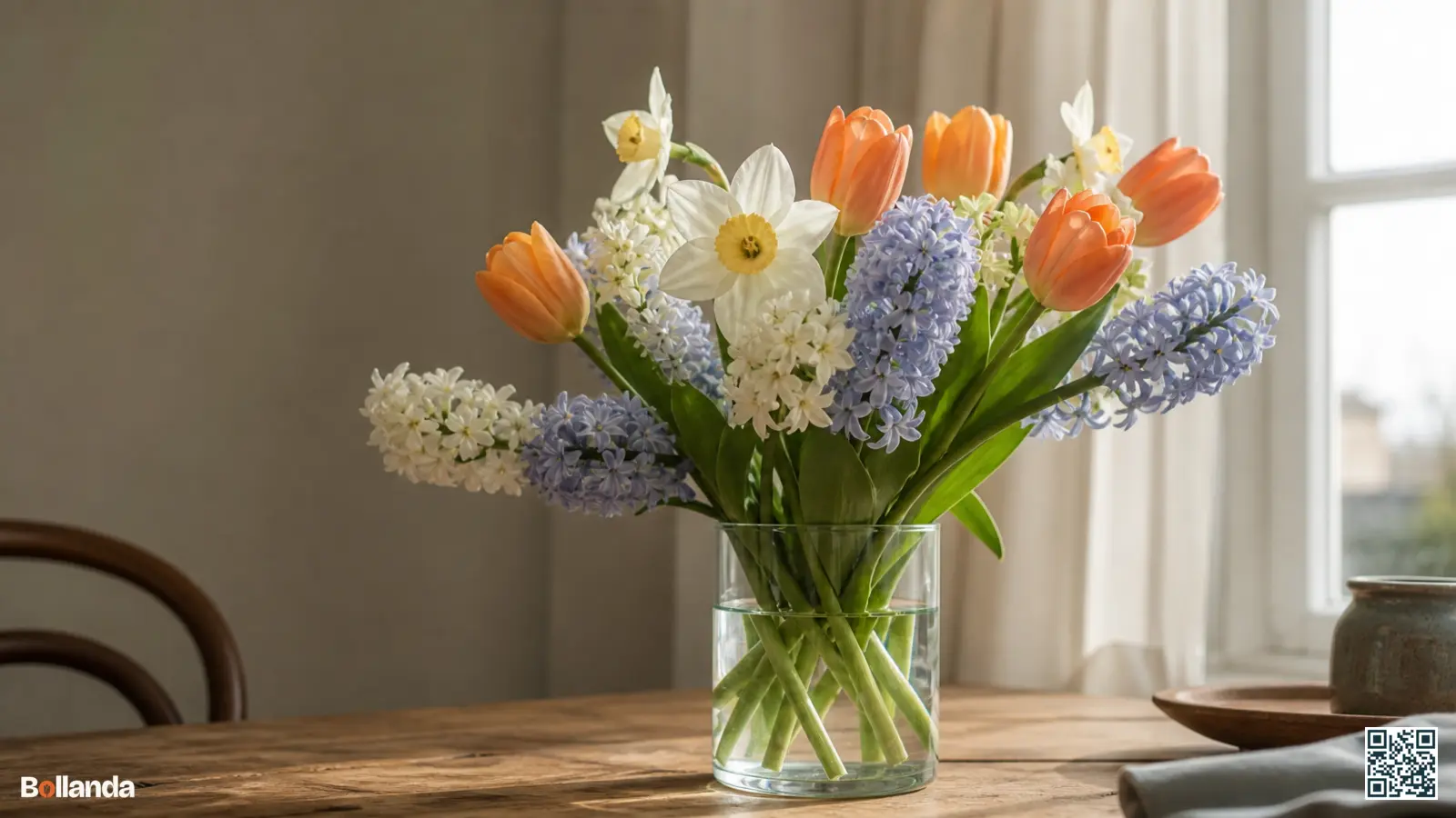 Voorjaarsboeket met tulpen, narcissen en hyacinten in een glazen vaas op een houten tafel bij daglicht.